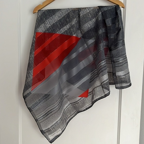 Vintage sheer Scarf signed Yvette Montagne Paris. Grey Silver Red Geometric - Picture 13 of 15